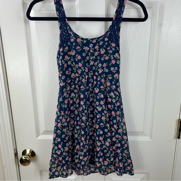 💥4/$20💥 - Abercrombie dress with roses - Picture 5 of 7